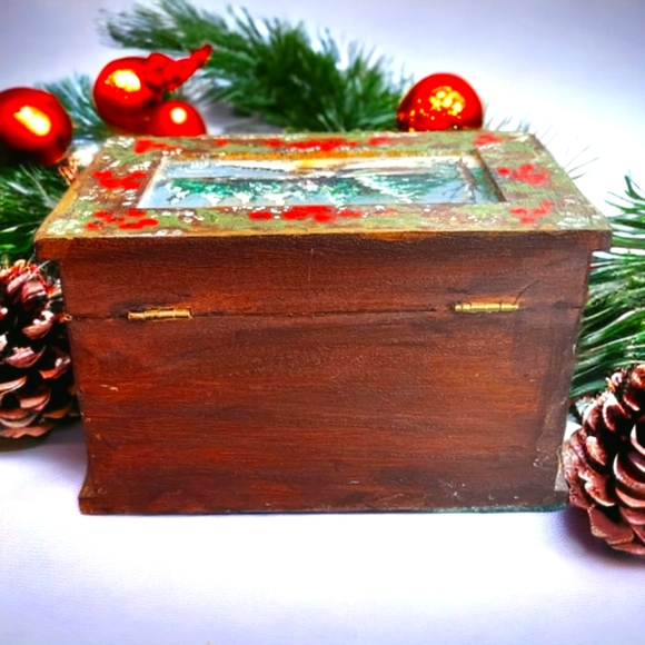 Vintage Hand-made and Hand-painted Wooden Christmas Jewelry/Trinket Box - Picture 4 of 9